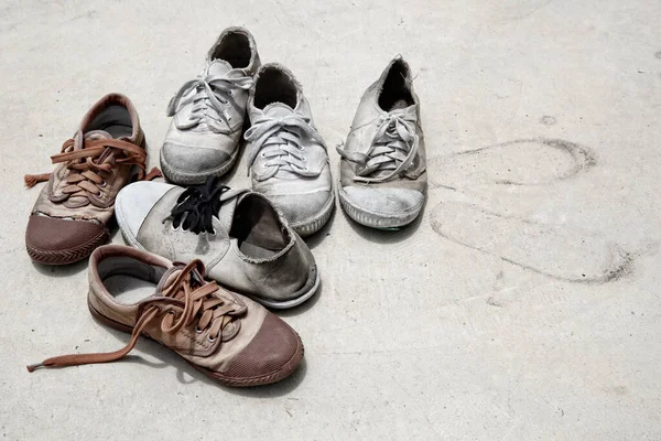 Grupo Sapatos Antigos Processo Piso Concreto Estilo Grunge — Fotografia de Stock