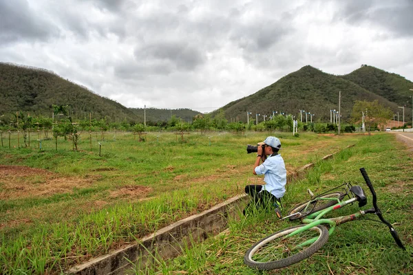 Giovane Ragazzo Asiatico Scattare Foto Giardino Frutta Verde — Foto Stock