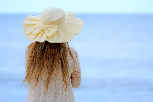 Mujer Con Sombrero Grande Mirando Mar Azul — Foto de Stock