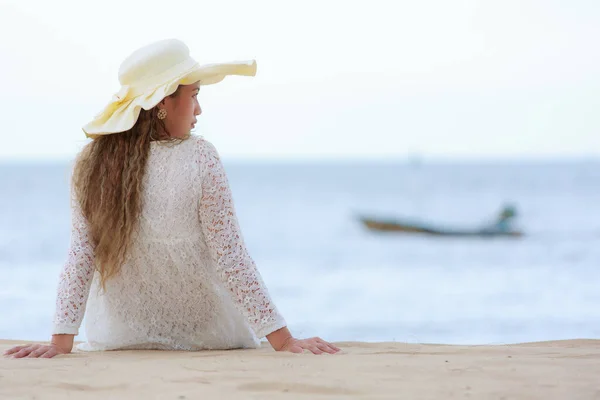 Женщина Большой Шляпе Видом Синее Море — стоковое фото