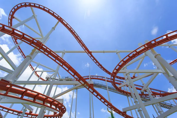 Linea Ottovolante Rossa Con Cielo Blu Sullo Sfondo — Foto Stock