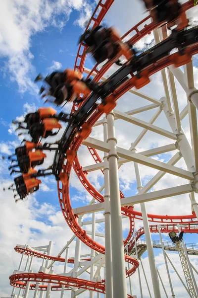 Montaña Rusa Roja Con Gente Borrosa Playiitng — Foto de Stock