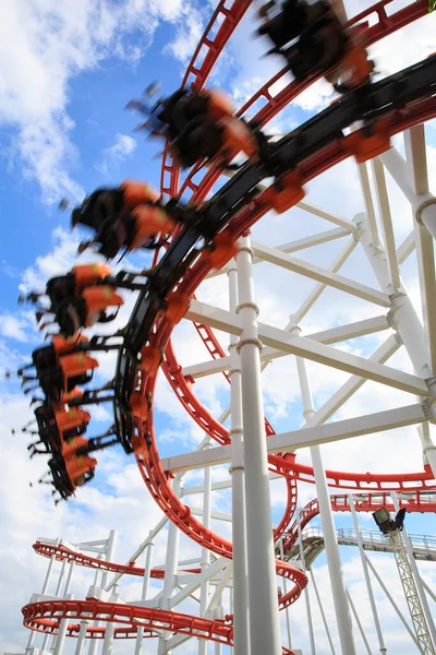 Bulanık Insanların Oynadığı Kırmızı Lunapark Treni — Stok fotoğraf