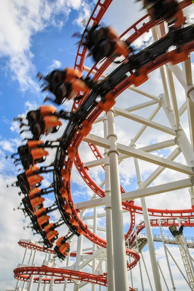 Bulanık Insanların Oynadığı Kırmızı Lunapark Treni — Stok fotoğraf