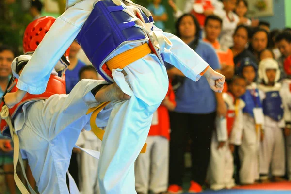 Dzieci Walczące Scenie Podczas Turnieju Taekwondo — Zdjęcie stockowe