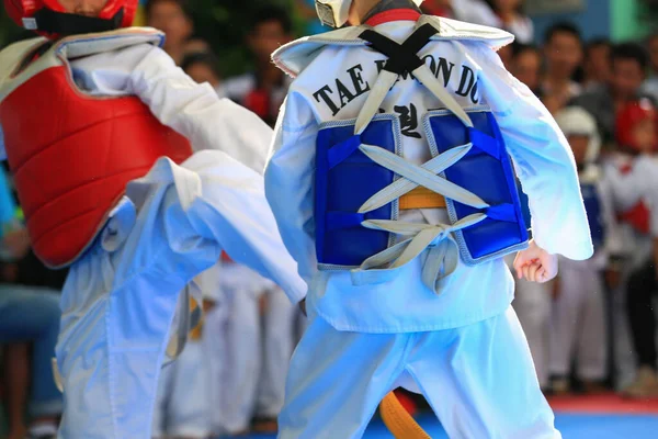 Crianças Lutando Palco Durante Torneio Taekwondo — Fotografia de Stock