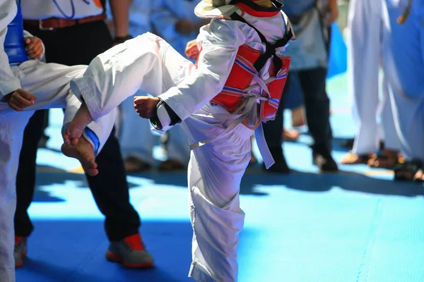 Anak Anak Bertarung Atas Panggung Selama Turnamen Taekwondo — Stok Foto