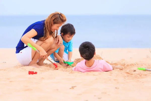 Asian Mother Sons Playing Sand Beach — Stock Photo, Image