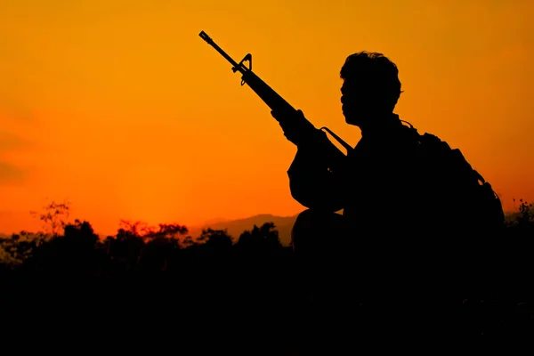 Tembakan Siluet Tentara Memegang Pistol Dengan Langit Berwarna Warni Dan — Stok Foto