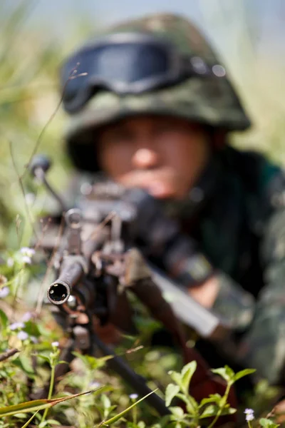Hinding Στρατιώτης Στόχευσε Όπλο Για Στοχεύσει — Φωτογραφία Αρχείου