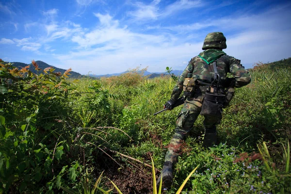 Tentara Berjalan Lapangan Bawah Langit Biru — Stok Foto