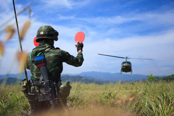 Στρατιώτης Που Δίνει Σήμα Στο Ελικόπτερο Για Προσγείωση — Φωτογραφία Αρχείου