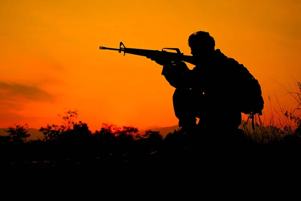 Σιλουέτα Πυροβολισμό Του Στρατιώτη Κρατώντας Όπλο Πολύχρωμο Ουρανό Και Βουνό — Φωτογραφία Αρχείου