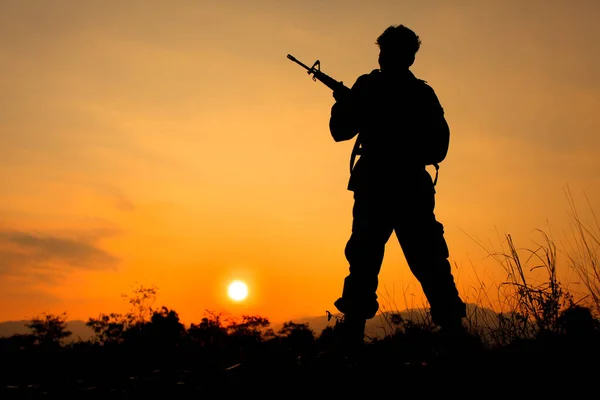 Silueta Střelby Vojáka Držícího Zbraň — Stock fotografie