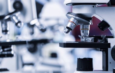 Mikroskop lensi ve renkli arkaplan fotokopi küresinin yakın çekim görüntüsü.