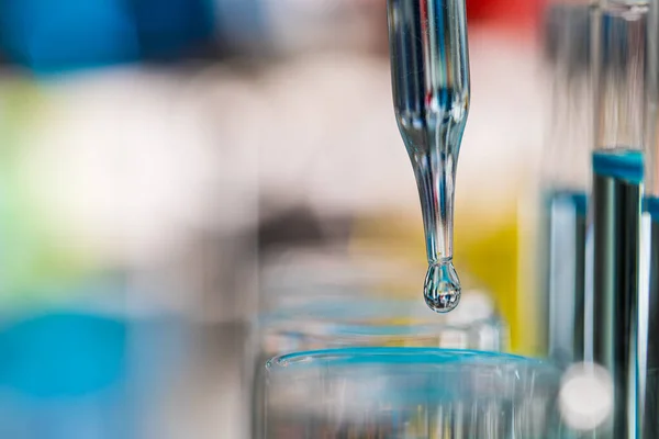 Druppel Blauwe Vloeistof Van Druppeldruppel Naar Reageerbuis Laboratorium Met Heldere — Stockfoto