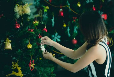 Tanınmayan bir kadının elleri Noel ağacı süsü için sahte kar taneleri saklıyor. Festival için hazırlan..