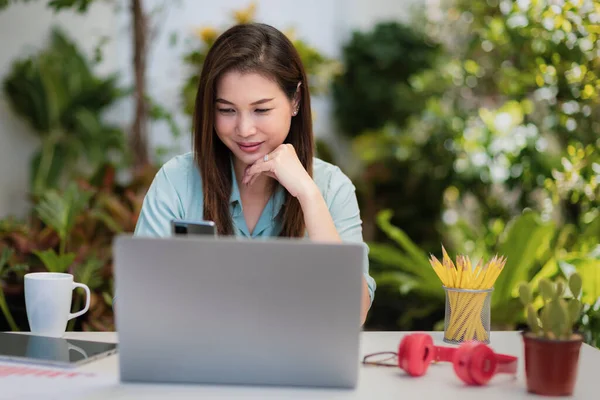 Empresária Sentada Mesa Trabalho Usando Smartphone Laptop Conectar Internet Canto — Fotografia de Stock