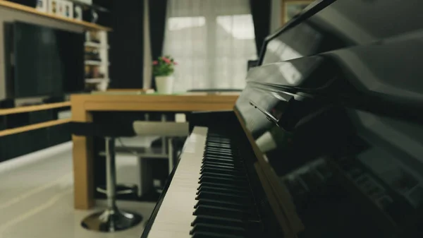 Teclado Piano Con Fondo Borroso Sala Estar Con Decoración Interior —  Fotos de Stock