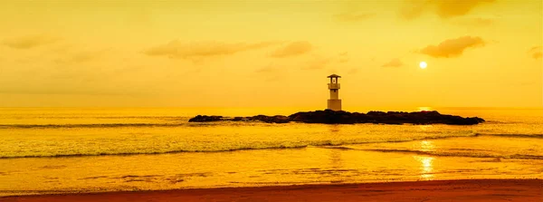 Vista Panoramica Del Faro Piccola Isola Rocciosa Con Cielo Arancione — Foto Stock