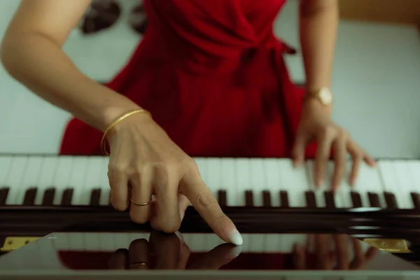 オンラインで遊び方を学びながら 基本的なピアノビデオレッスンのためのタブレットコンピュータ画面に触れる女性の指 コロナウイルス発生時の自宅での検疫のための新しいスキルの概念 ロイヤリティフリーのストック画像