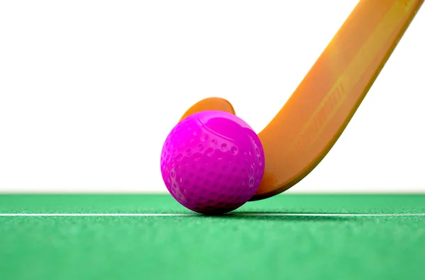 Hockeyschläger und Ball — Stockfoto