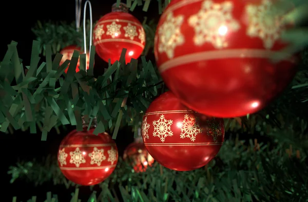 Christbaumkugeln im Baum — Stockfoto