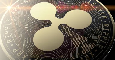 Karanlık bir stüdyonun arka planında altın ve gümüş sikke şeklinde bir Bitcoin kripto para biriminin yakın plan görüntüsü.