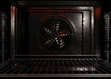 Işıl ışıl elementi ve metal rafı olan boş, faal bir ev fırınının iç görüntüsü - 3D