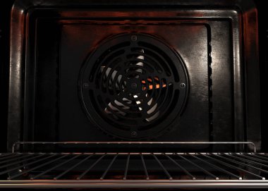 Işıl ışıl elementi ve metal rafı olan boş, faal bir ev fırınının iç görüntüsü - 3D