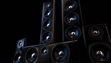 Karanlık bir arka plan üzerine modern bir surround ses hoparlörü düzenleme - 3D görüntüleme