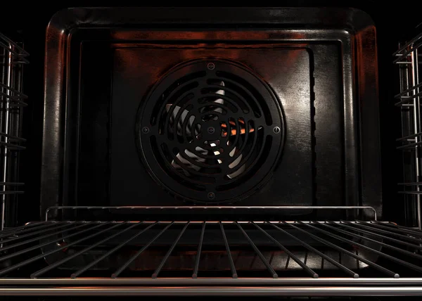 輝く要素と金属製のラックを備えた空の操作可能な家庭用オーブンの内部の概要 3Dレンダリング — ストック写真