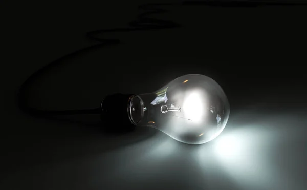 Концепция Драпированного Светового Шнура Стандартной Лампочкой Ярко Освещенной Тёмном Фоне — стоковое фото