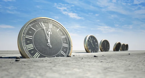 Relojes antiguos en arena del desierto — Foto de Stock