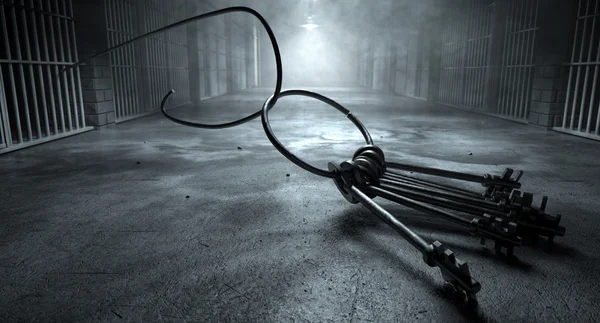 Ein Konzeptbild eines unheimlichen nächtlichen Korridors, in dem Gefängniszellen schwach beleuchtet von verschiedenen Lichtern und ein Bündel auf dem Boden liegender Zellenschlüssel durch einen verbogenen Draht, der aus den Zellen kommt, eingehängt werden — Stockbild Knastschlüssel und Gefängniszelle aufgebrochen — Stockfoto