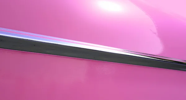 Pinkfarbenes Auto und Chromleisten — Stockfoto
