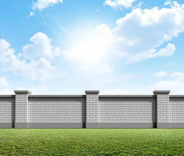 Brick Wall gräs och blå himmel — Stockfoto