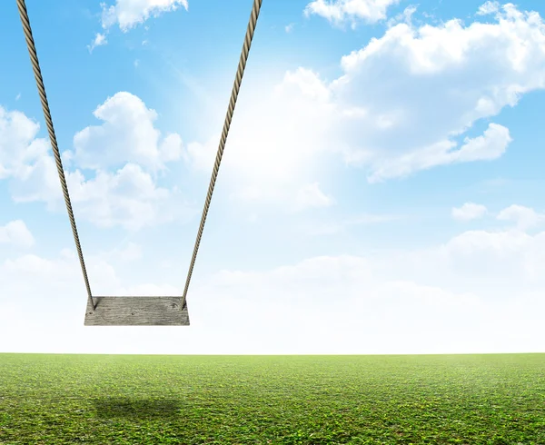 Swing corda sul campo verde — Foto Stock