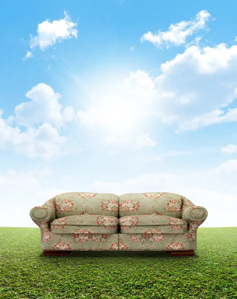 Floral Sofa op gazon — Stockfoto