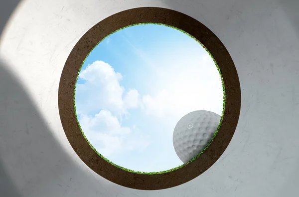 Buco da golf con avvicinamento a palla — Foto Stock