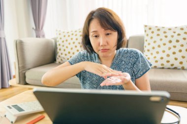 30-35 yaş arası Asyalı kadın tablet kullanıyor, ders izliyor işaret dili çevrimiçi kurslar evden gelen konferans videosuyla iletişim kuruyor, e-öğrenim konsepti
