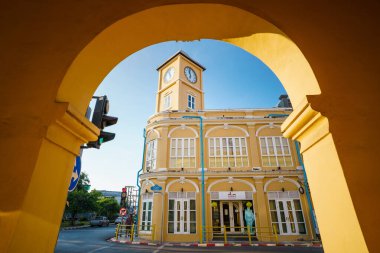 Phuket, Tayland - 14 Kasım 2020: Phuket Eski Şehir Phuket, Tayland 'da Sino Portekiz Binası mimarisi ile eski Phuket kasabası.
