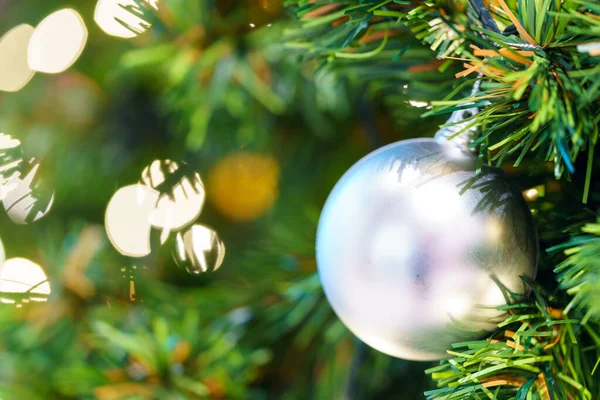 Árvore Natal Decorada Com Abeto Fundo Bakeh Feliz Natal Feriados — Fotografia de Stock