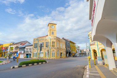 Phuket, Tayland 'daki Phuket Eski Şehir Bölgesi' nde Sino Portekiz Binası mimarisi olan eski bir şehir..