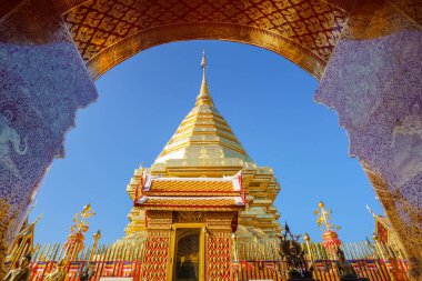 Wat Phra Doi Suthep Pagoda Tayland, Chiang Mai 'deki en ünlü tapınak. Güzel oyulmuş altın oymalarla süslenmiş eski bir tapınak.