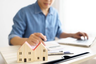 Vergiyi düşürmek için yıllık vergi bilekliklerinin sahibi oturuyor. metin veya dizaynınız için kopyalama alanı ile arka plan iş kavramı ve finans kavramı olarak kullanmak.