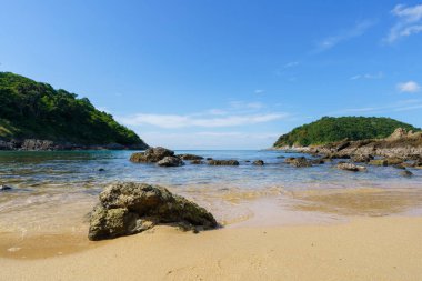 Tayland 'ın Phuket Adası' nın güneyindeki Ya Nui plajında turistler. Tayland 'daki tropik cennet. Phuket turistlerin uğrak yeridir.