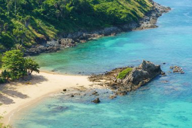 Tayland 'ın Phuket Adası' nın güneyindeki Ya Nui plajında turistler. Tayland 'daki tropik cennet. Phuket turistlerin uğrak yeridir.