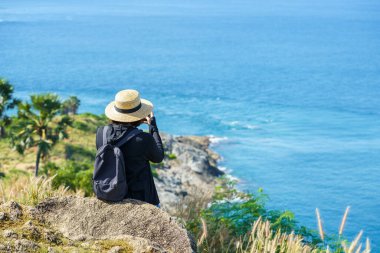 Tayland 'ın Phuket Adası' nın güneyindeki Phromthep Burnu 'nda gezginler. Tayland 'daki tropik cennet. Phuket turistlerin uğrak yeridir.