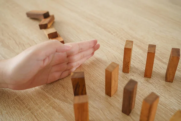 Zakenmensen Gebruiken Hun Handen Bar Breken Blijven Vallen Hedging Concept — Stockfoto